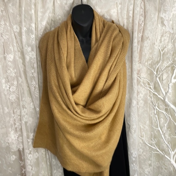 Wrapped in Yards of Warmth & Prettiness. Perfect Camel Colour. Knit Scarf - Picture 4 of 9